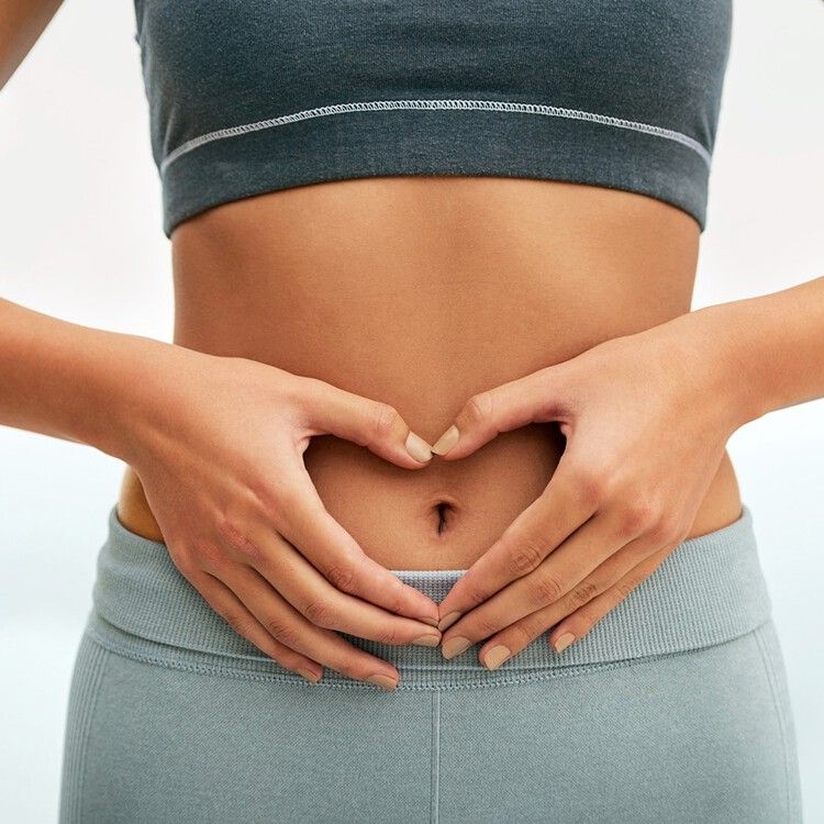 Manos sobre el abdomen formando un corazón